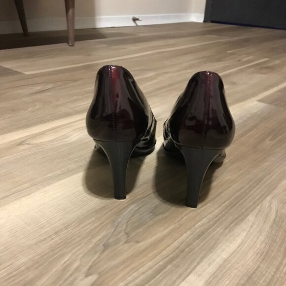 Sofft Ladies Burgundy Patent Leather Shoes Size 9 - Picture 3 of 6